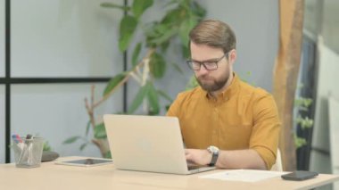 Bilgisayarı kullanırken Kameraya Bakan Orta Çağ İşadamı