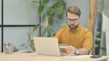 Orta Çağ İşadamı Bilgisayarda Başarılı Çevrimiçi Ödeme Yapıyor