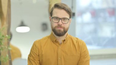 Orta Çağ İşadamı Portresi Kamerayı Gösteriyor