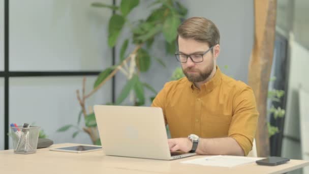 Middle Aged Businessman Shocked While Working Laptop — Αρχείο Βίντεο