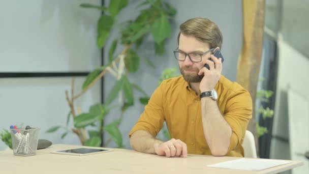 Empresário Meia Idade Conversando Por Telefone Trabalho — Vídeo de Stock