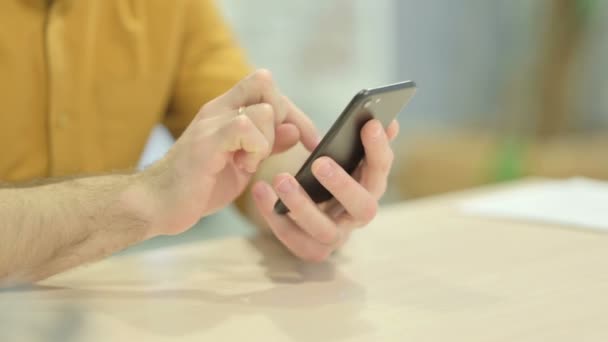 Close Male Hands Browsing Internet Smartphone — 图库视频影像