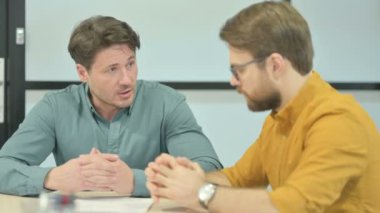 İş yerinde Genç İş Adamları Konuşuyor