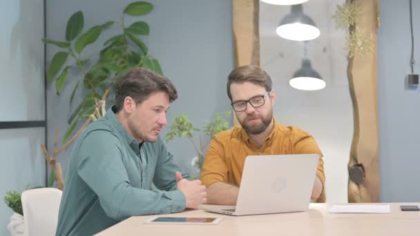 Creative Business People Discussing Online Work Laptop — Vídeo de Stock