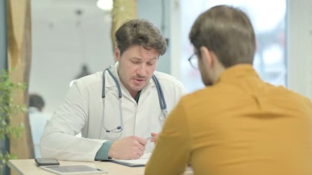 Mężczyzna Lekarz Rozmawia Pacjentem Klinice — Wideo stockowe