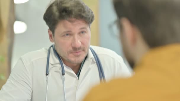 Läkare Pratar Med Patienten Klinik — Stockvideo
