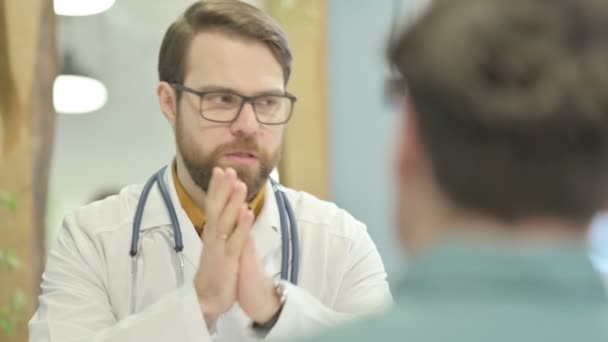 Erkek Doktor Klinikte Hastayla Konuşuyor Tedavi — Stok video
