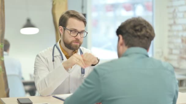 Doctor Hablando Con Paciente Clínica — Vídeo de stock