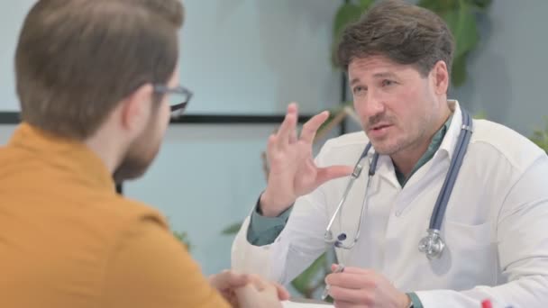 Hastanın Kliniği Ile Konuşurken Doktor — Stok video