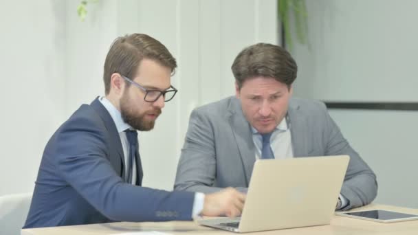 Businessmen Reacting Loss Laptop — Stockvideo