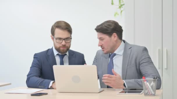 Confident Businessmen Discussing Online Business Laptop — Vídeo de stock