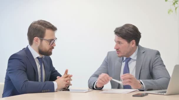 Businessmen Shaking Hand Talks Deal — Stockvideo