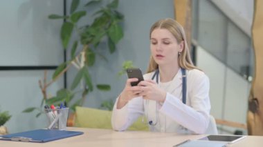 Genç doktor klinikte Smartphone tarama
