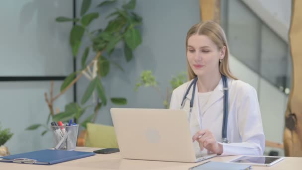 Młody Lekarz Robi Czat Wideo Online Klinice — Wideo stockowe