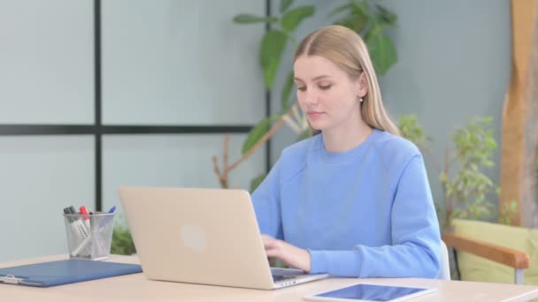 Young Woman Working Laptop Work — Vídeo de stock