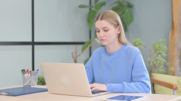 Молода Жінка Має Головний Біль Під Час Роботи Ноутбуці — стокове відео