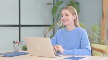 İş yerinde genç kadın tarafından online görüntülü sohbet