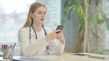 Genç doktor klinikte Smartphone tarama