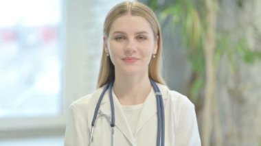 Kameraya gülümseyen genç doktorun portresi