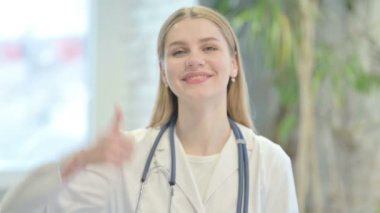 Genç Doktor 'un Başparmaklarını Yukarı Çekerken Portresi