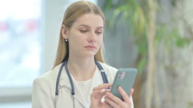 Akıllı telefon kullanan genç doktorun portresi