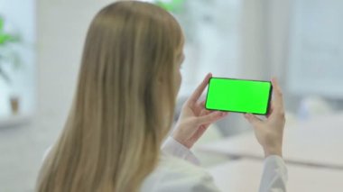 Yeşil Ekranlı Akıllı Telefonu Tutan Genç Kadın