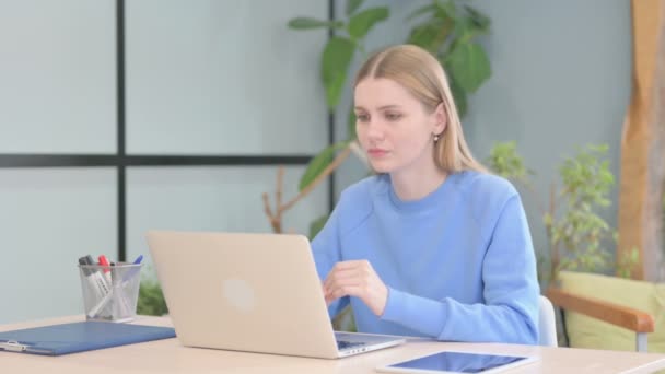 Young Woman Reacting Online Loss Laptop — Vídeos de Stock