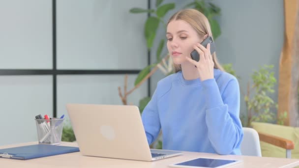 Jovem Mulher Conversando Telefone Trabalho — Vídeo de Stock