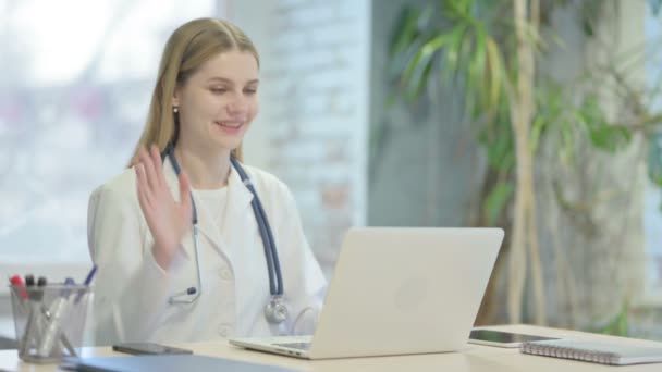 Νεαρός Γιατρός Κάνει Απευθείας Σύνδεση Συνομιλία Βίντεο Στην Κλινική — Αρχείο Βίντεο