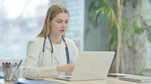 Młody Lekarz Ból Głowy Podczas Pracy Laptopie — Wideo stockowe