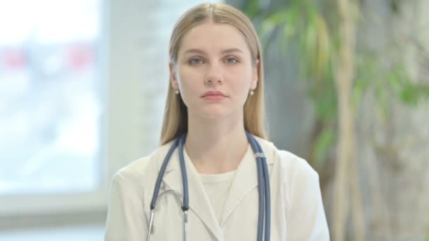 Portret Poważnego Młodego Lekarza Patrzącego Kamerę — Wideo stockowe