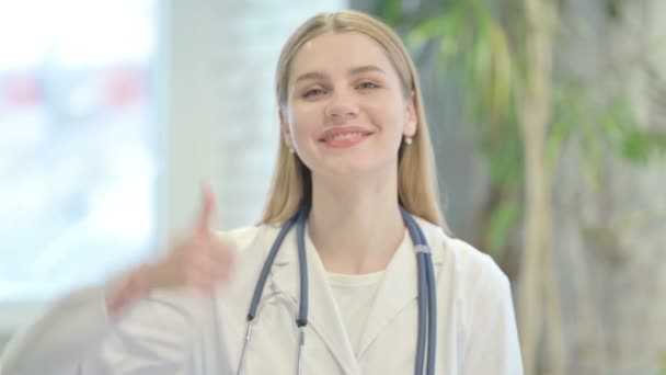 Portret Młodego Lekarza Robiącego Kciuki Górę — Wideo stockowe