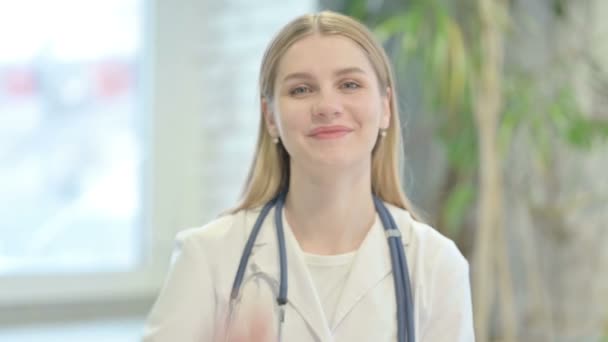 Młody Lekarz Rozmawiający Wideo Online — Wideo stockowe