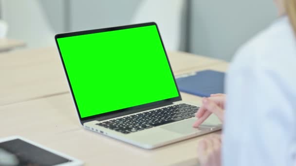 Νεαρή Γυναίκα Που Εργάζονται Φορητό Υπολογιστή Πράσινο Chroma Οθόνη — Αρχείο Βίντεο