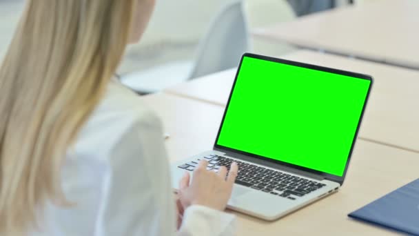 Doutor Trabalhando Laptop Com Tela Chroma Verde — Vídeo de Stock