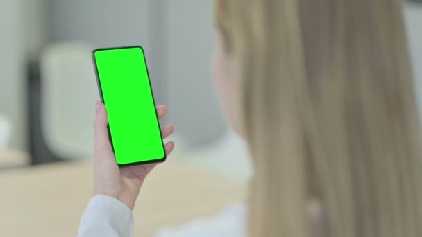 使用智能电话与绿色屏幕的年轻女性 — 图库视频影像