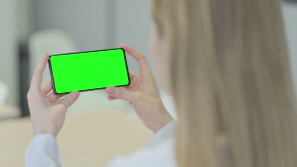 Vista Trasera Mujer Joven Sosteniendo Smartphone Con Llave Croma — Vídeo de stock