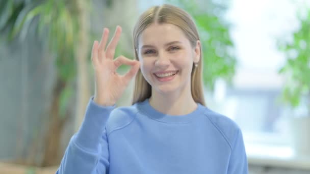 Portrait Casual Young Woman Showing Okay Sign — Vídeo de stock