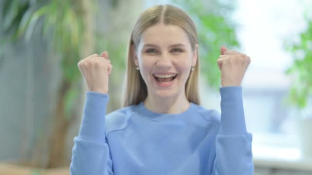 Portrait Casual Young Woman Celebrating Success — Vídeo de stock