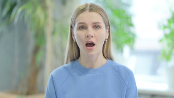 Portrait Shocked Casual Young Woman Wondering Frustration — Vídeos de Stock