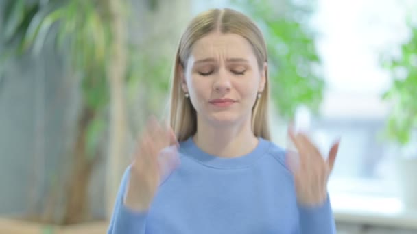 Portrait Casual Young Woman Reacting Loss — Vídeos de Stock