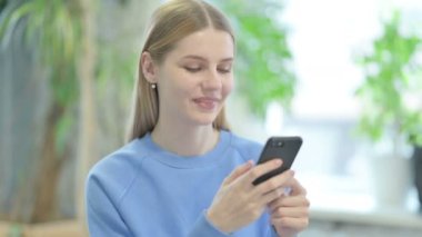 Smartphone kullanan Gelişigüzel Genç Kadın Portresi