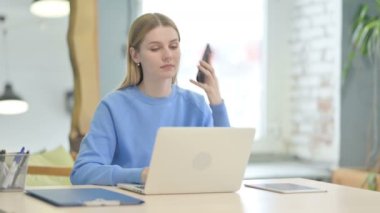 İş yerinde Genç Kadın Konuşuyor