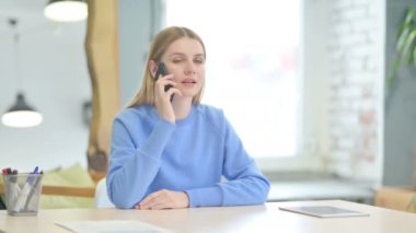 İş yerinde Genç Kadın Konuşuyor