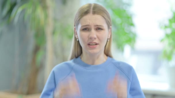 Křičící Rozzlobená Mladá Žena Hádající Frustraci — Stock video