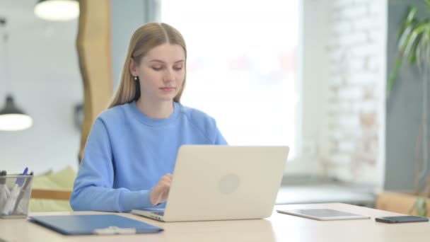 Young Woman Working Laptop Work — Vídeo de Stock