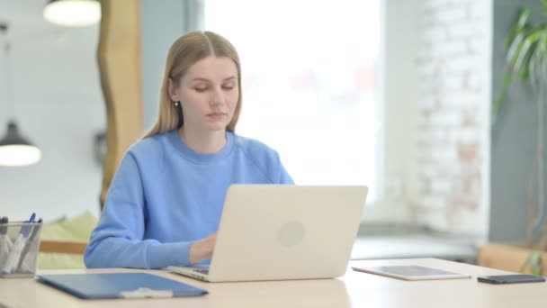 Jovem Mulher Com Dor Cabeça Enquanto Trabalhava Laptop — Vídeo de Stock