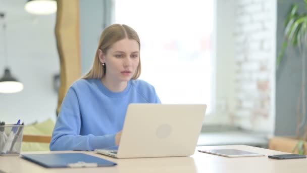 Young Woman Reacting Online Loss Laptop — Vídeo de Stock