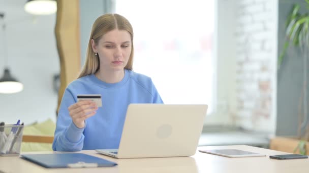 Młoda Kobieta Niezdolna Dokonywania Płatności Online Kartą Kredytową — Wideo stockowe