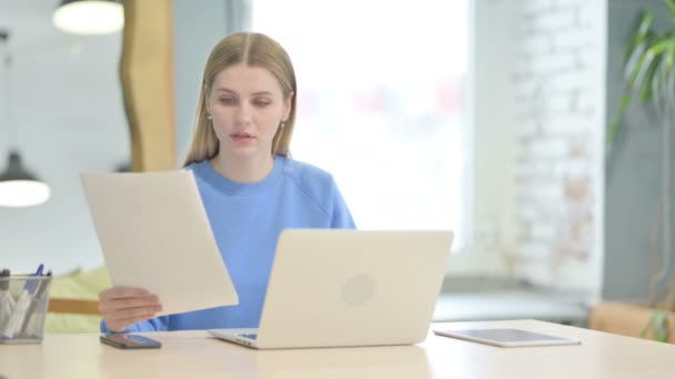 Молодая Женщина Работает Над Ноутбуком Документами — стоковое видео